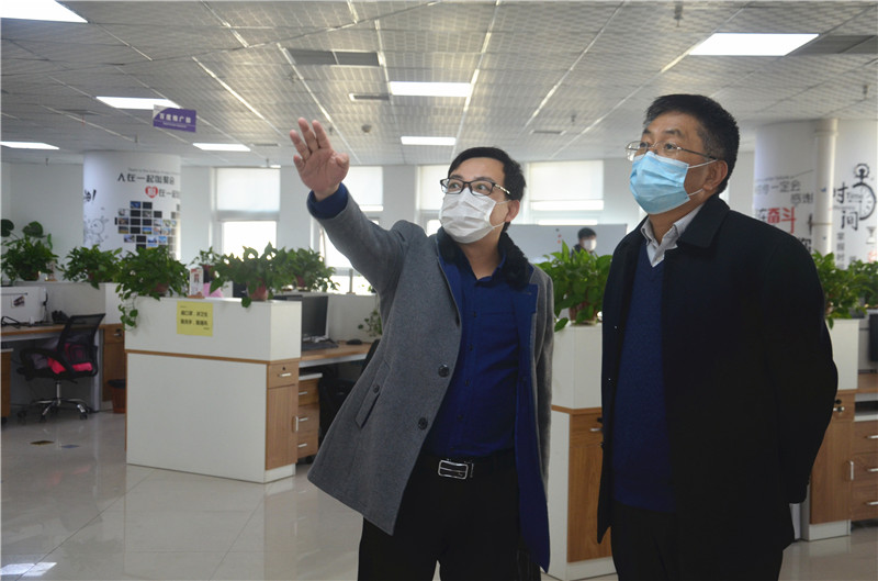 中共安陽(yáng)市委統(tǒng)戰(zhàn)部副部長(zhǎng)、市工商聯(lián)黨組書(shū)記郭洪俠一行調(diào)研安陽(yáng)青峰防疫工作和復(fù)工復(fù)產(chǎn)情況