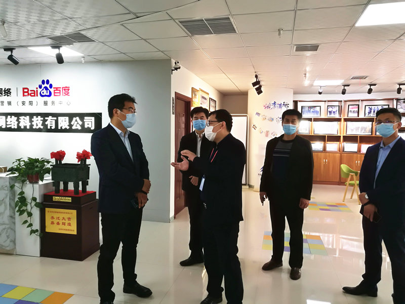 安陽市商務(wù)局副局長張躍勇，攜同天津伍創(chuàng)電子商務(wù)有限公司李富民一行蒞臨安陽青峰網(wǎng)絡(luò)參觀指導(dǎo)??！